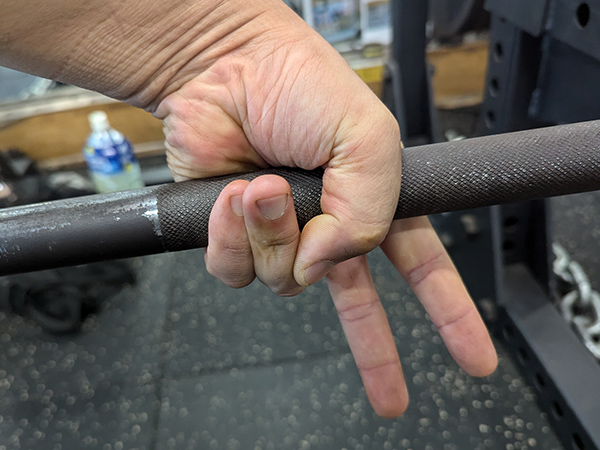 フックグリップの握り方：小指と薬指のマメにひっかける