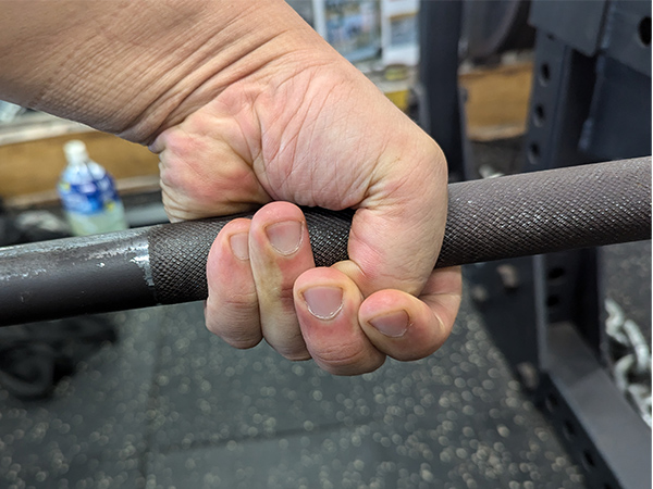 フックグリップの握り方：親指を人差し指と中指で固定する